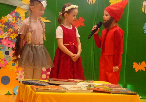 Dziewczynka recytuje wiersz skierowana w stronę innych dzieci.